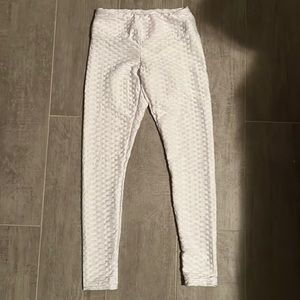 Scrunch butt white leggings